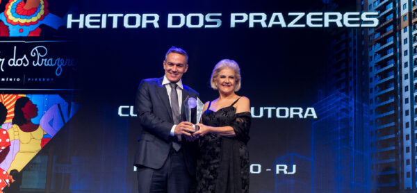 Maristela entrega troféu do Prêmio Master