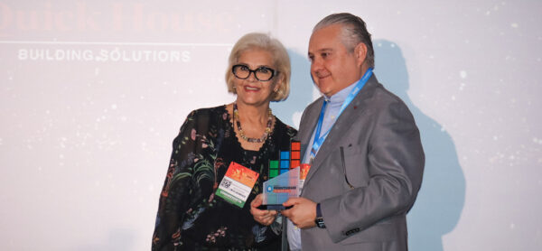 Maristela entrega prêmio de produtividade