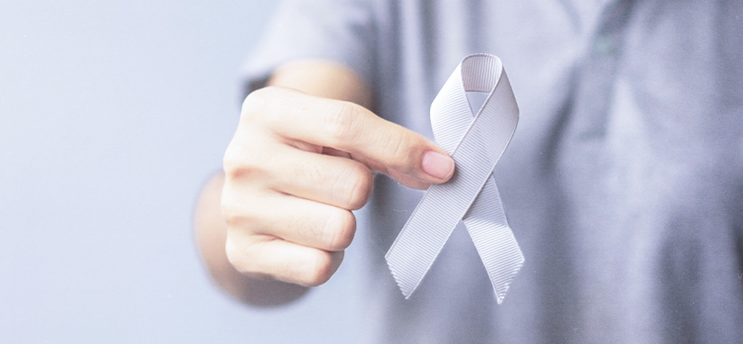 Pessoa segurando laço branco, símbolo da campanha Janeiro Branco de conscientização sobre saúde mental.