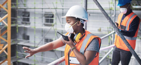 Profissionais da construção civil em ação com foco na segurança do trabalho