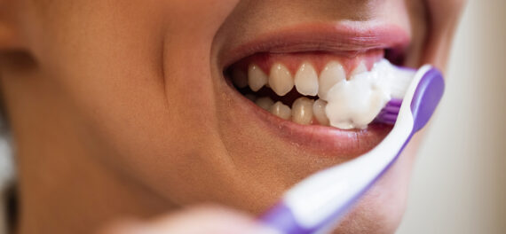 Escovação correta dos dentes e uso do fio dental para higiene bucal