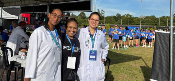 Equipe do Seconci-SP realizando atendimentos de saúde durante corrida em Sorocaba