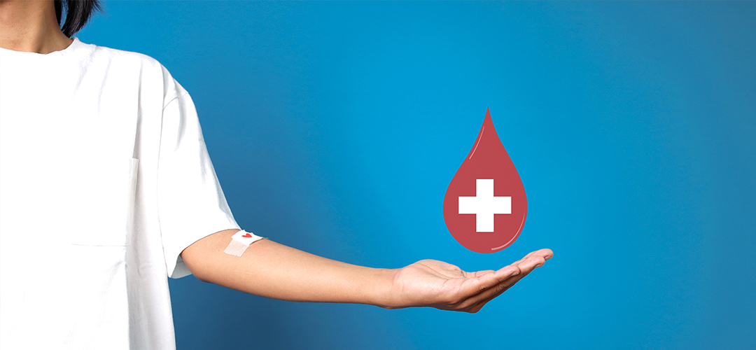 Doador realiza doação de sangue em hemocentro durante campanha de conscientização.