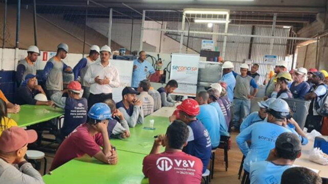 Trabalhadores do canteiro High Redentora da construtora Stefany participando de Palestra sobre SST Trabalhadores do canteiro High Redentora da construtora Stefany participando de Palestra sobre SST