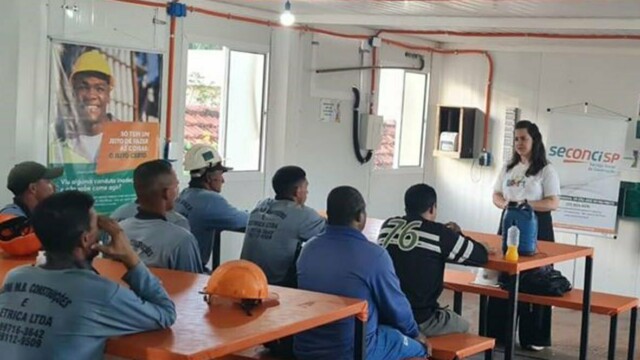 Trabalhadores do canteiro Rio Mackenzie da construtora MRV participando de Palestra sobre SST Trabalhadores do canteiro Rio Mackenzie da construtora MRV participando de Palestra sobre SST